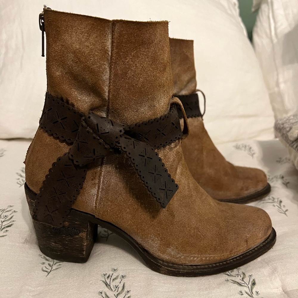 Miss Macie boots. Round toe, zipper on the backs. Wonderful boots! Size 8.5